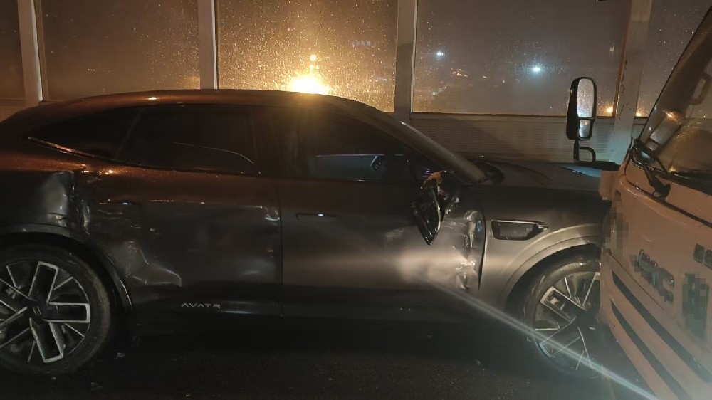 长沙市标的货车下雨打滑剐蹭到三者车