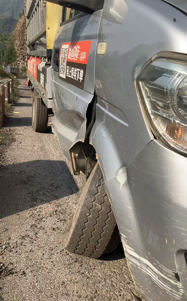 云南省宜威市单方事故剐蹭路边石墩