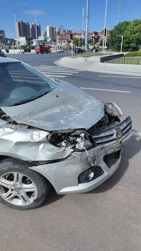 浙江省金华市标的车通过十字路口剐蹭三者车 标的车次要责任