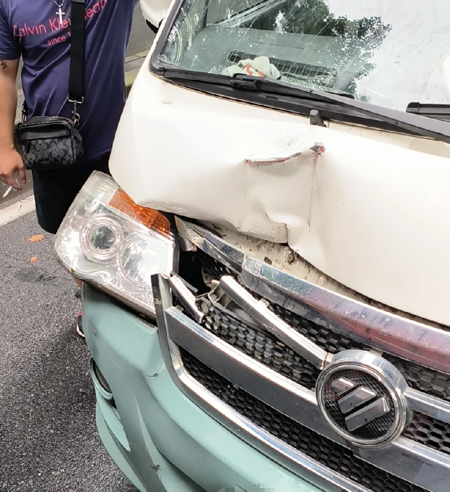 上海市闵行区标的车行驶中变道剐蹭三者车