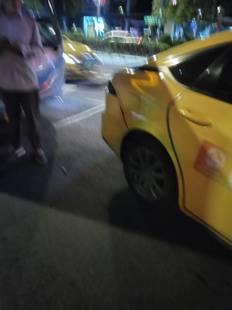 南京市标的车变道剐蹭三者公交车